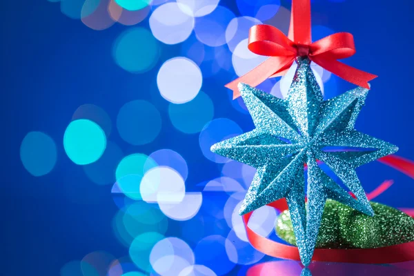 Kerstdecoratie met rood lint en prachtige bokeh — Stockfoto