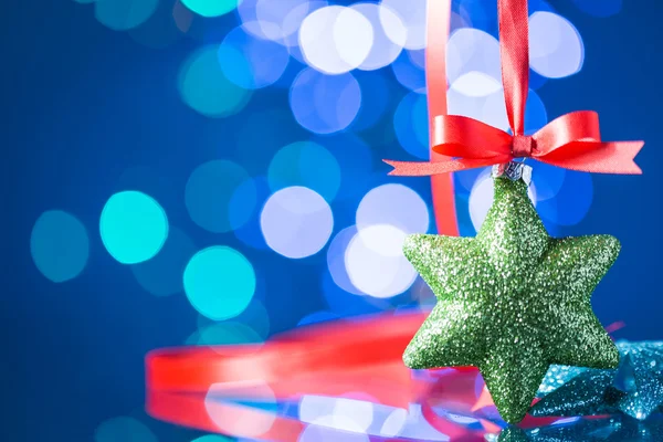 Kerstdecoratie met rood lint en prachtige bokeh — Stockfoto