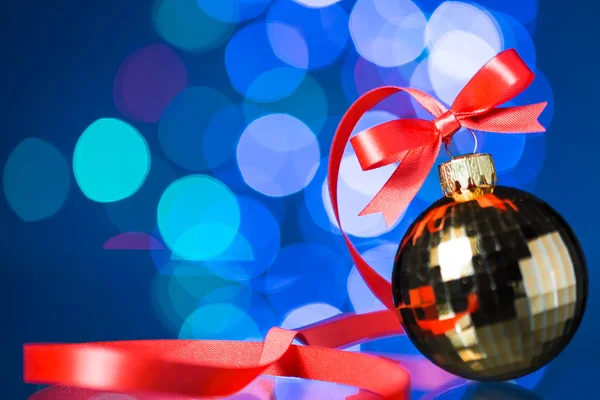 Boże Narodzenie dekoracje z czerwoną wstążką i piękny bokeh — Zdjęcie stockowe