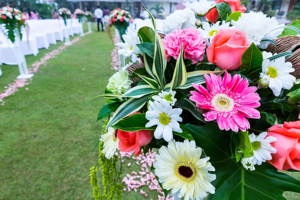 Cerimônia de casamento em um belo jardim — Fotografia de Stock