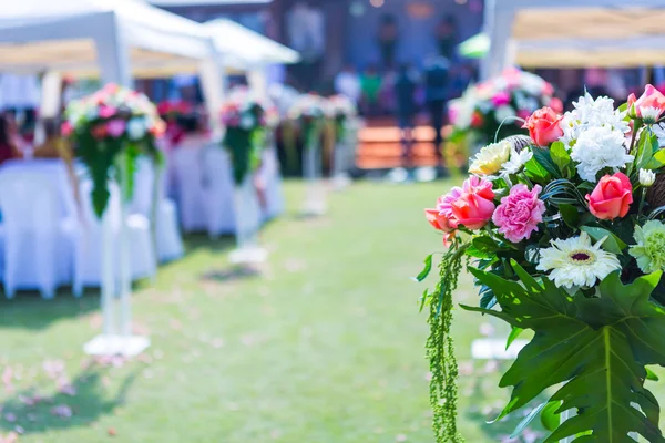 Bröllopsceremoni i en vacker trädgård — Stockfoto