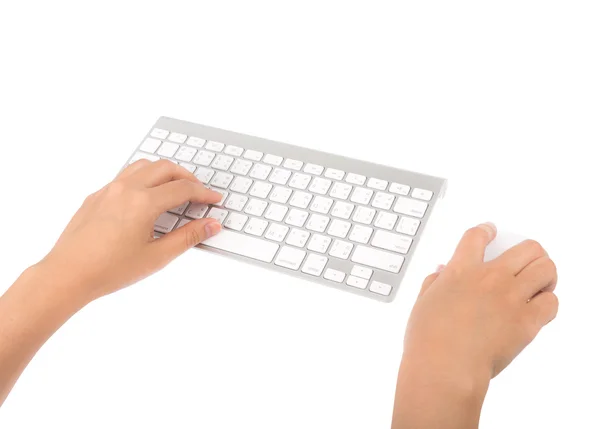 Primer plano de la mujer de negocios escribiendo a mano en el teclado del ordenador portátil con mo —  Fotos de Stock