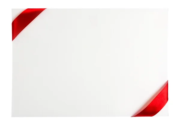 Beyaz zemin üzerinde izole kart kırmızı kurdele ile yay — Stok fotoğraf