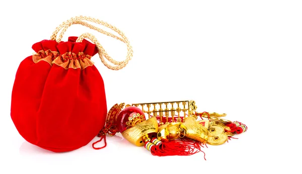 Bolsa de regalo de año nuevo chino y decoración en fondo blanco — Foto de Stock