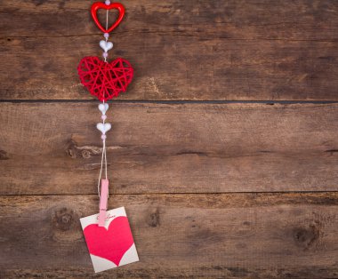 eski ahşap arka plan asılı kırmızı kalp.