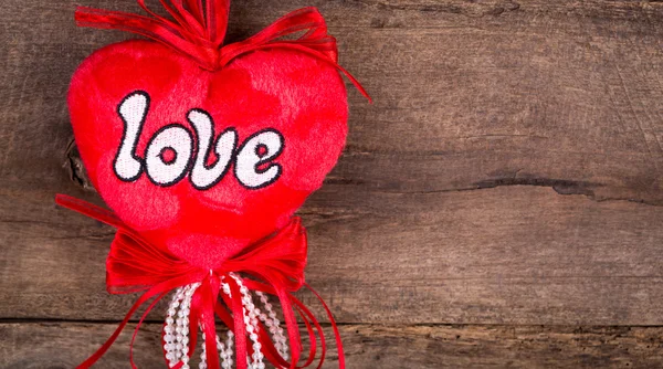 Red heart hanging on old wood background. — Stock Photo, Image