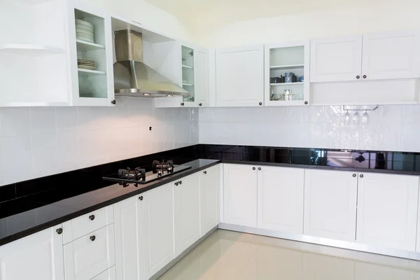 Moderní bílý čistou kuchyň interiér — Stock fotografie
