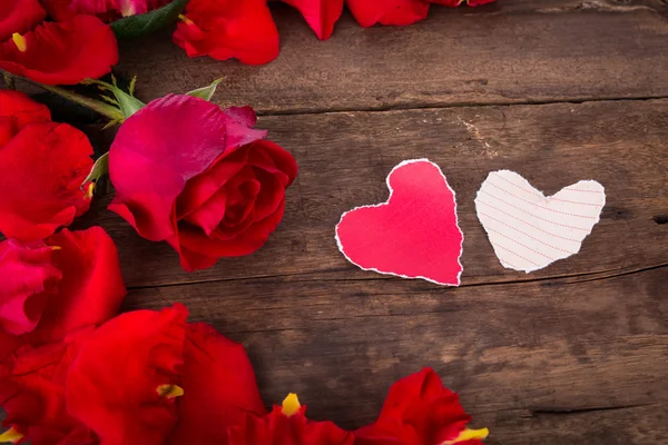 Carta a due cuori su legno con decorazione di rosa rossa - va — Foto Stock