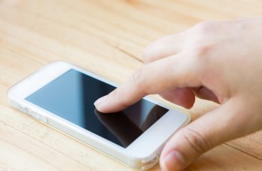 el dokunmatik akıllı telefonun ekranında