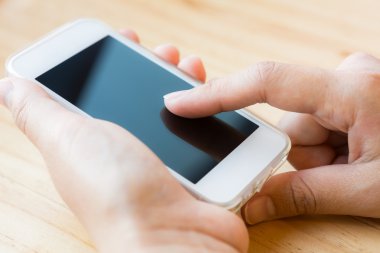 el dokunmatik akıllı telefonun ekranında