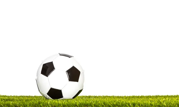 Ballon de foot sur herbe. Isolé — Photo