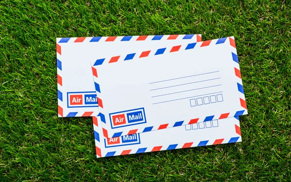 Cartas correo aéreo sobre hierba verde — Foto de Stock