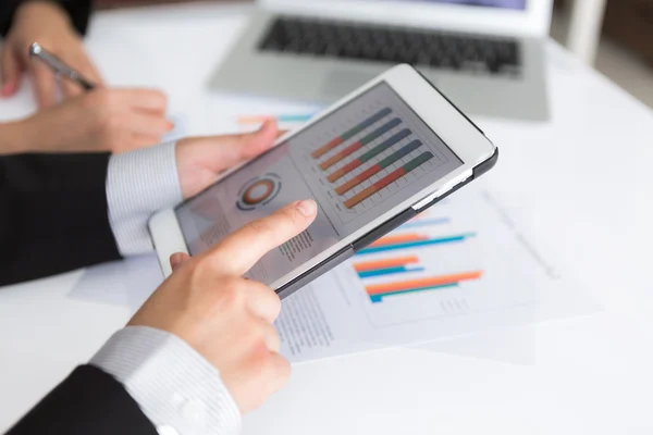 Nahaufnahme des Geschäftsteams mit digitalem Tablet mit Finanzdaten — Stockfoto