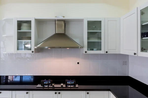 Современный белый чистый интерьер кухни — стоковое фото