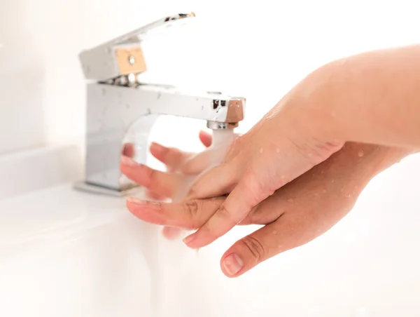 Lavarse las manos —  Fotos de Stock