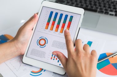 Dijital tablet ile finansal kullanarak iş kişi yakın çekim