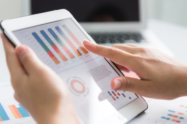 Dijital tablet ile finansal kullanarak iş kişi yakın çekim