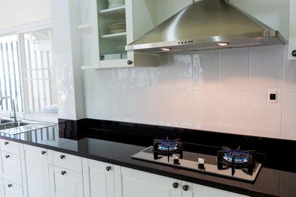 Современный белый чистый интерьер кухни — стоковое фото