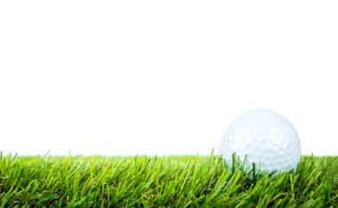 Golf topu beyaz zemin üzerine yeşil çimenlerin üzerinde