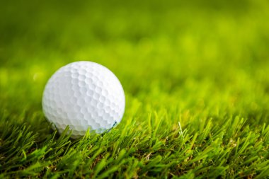 Yeşil çimlerin üzerinde golf topu