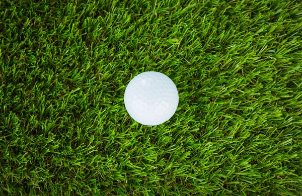 Golf ball on green grass — Stock Photo, Image