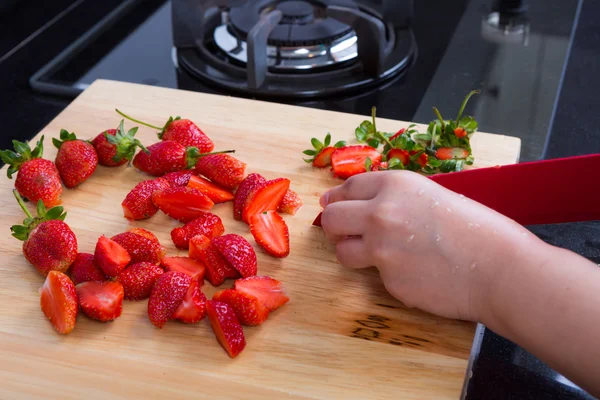Hand slice strawberries — Stock Photo, Image