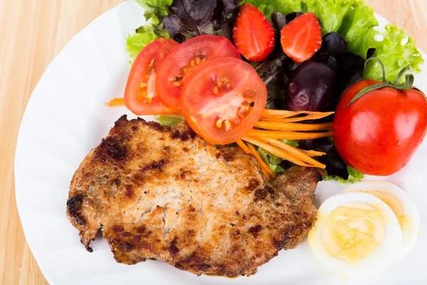 Grilled beef steak with salad — Stock Photo, Image