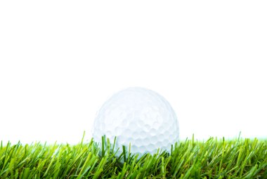 Golf topu beyaz zemin üzerine yeşil çimenlerin üzerinde
