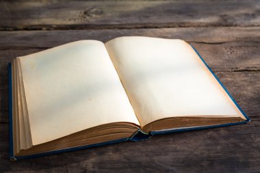 ahşap zemin üzerinde eski kitabın boş sayfaları aç