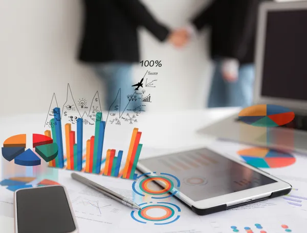 Dijital tablet ile mali di kullanarak iş takım Close-Up