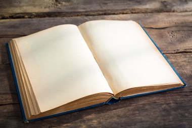 ahşap zemin üzerinde eski kitabın boş sayfaları aç