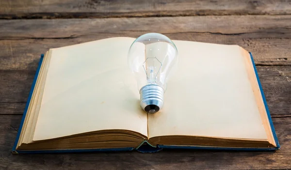 Vintage boek en lamp op houten tafel — Stockfoto