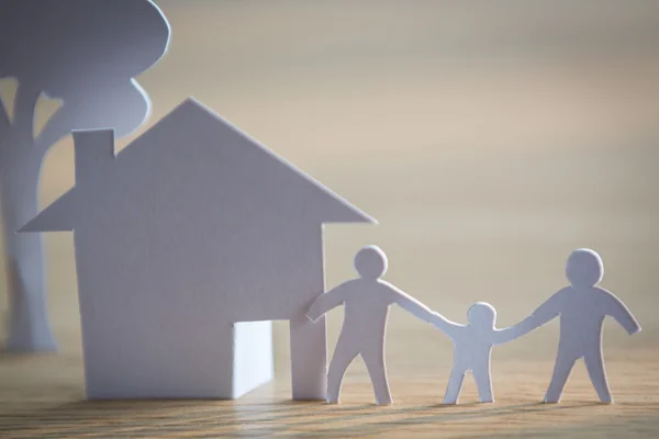 Corte de papel de família com casa e árvore — Fotografia de Stock