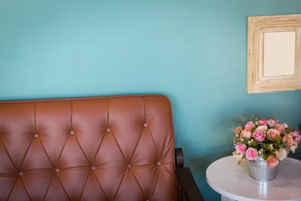 Florero de flores en la moderna sala de estar blanca — Foto de Stock