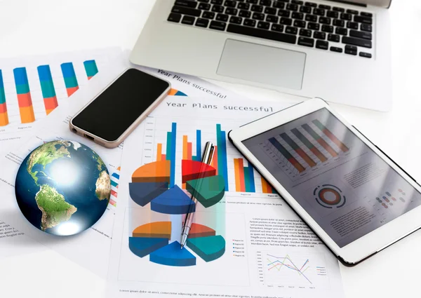 Gráficos financeiros sobre a mesa com tablet telefone e caneta (Elemen — Fotografia de Stock