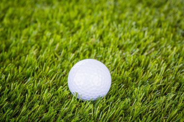 Yeşil çimlerin üzerinde golf topu
