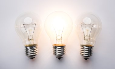 Ampul beyaz arkaplanda izole edildi