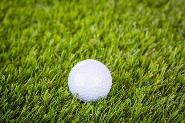 Yeşil çimlerin üzerinde golf topu