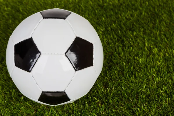 Piłka nożna na trawie — Zdjęcie stockowe