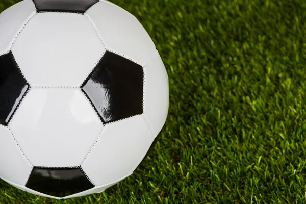 Bola de futebol na grama — Fotografia de Stock