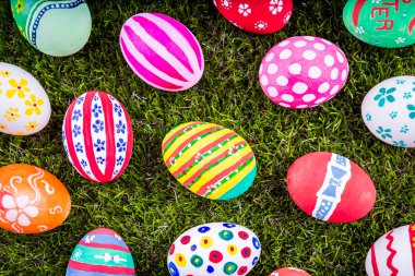 Paskalya yumurta taze yeşil çimenlerin üzerinde