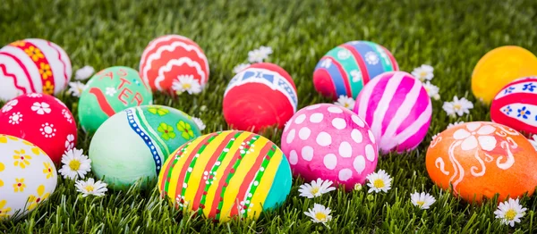 Huevos de Pascua en hierba verde fresca — Foto de Stock