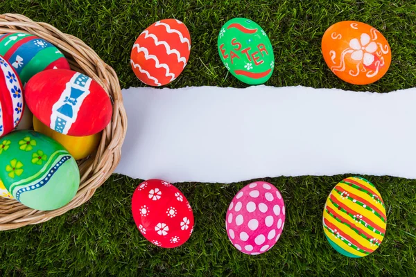 復活祭の卵の新鮮な緑の芝生の上のバスケット — ストック写真