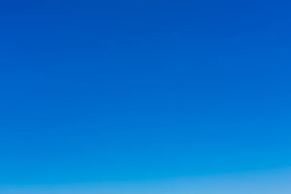 Прозрачный синий фон неба — стоковое фото