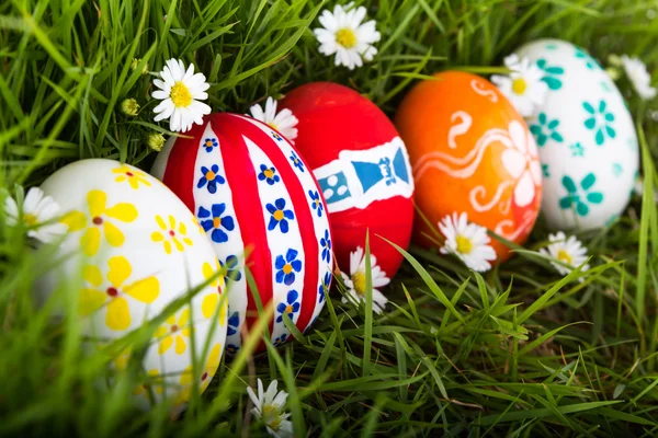 Huevos de Pascua en hierba verde fresca — Foto de Stock