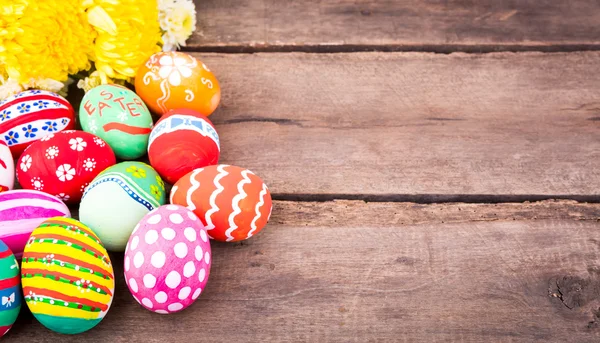 Oeufs de Pâques sur fond en bois — Photo