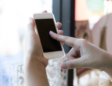 el dokunmatik akıllı telefonun ekranında