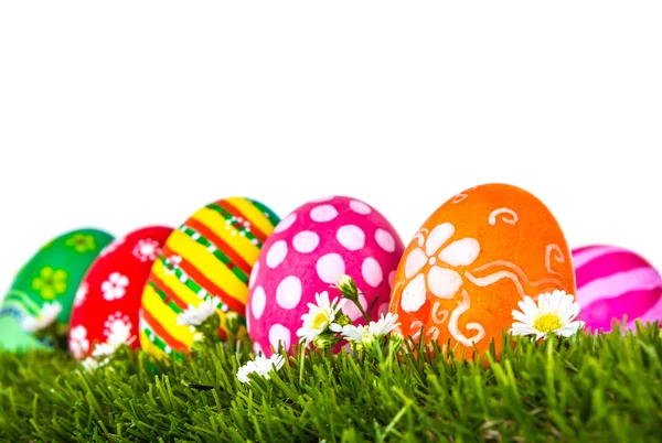 Húsvéti tojás virággal a friss zöld füvön fehér backgrou felett — Stock Fotó
