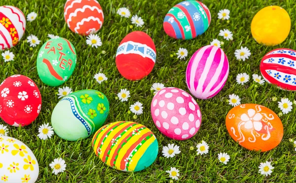Easter Eggs on Fresh Green Grass — Stock Photo, Image