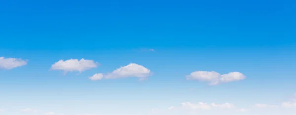 Хмара в блакитному небі — стокове фото